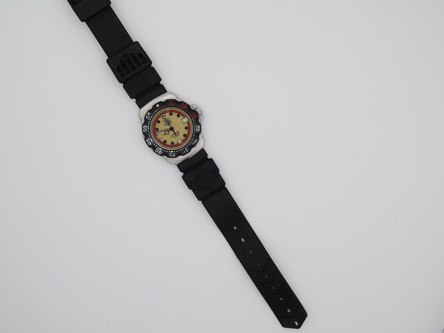 Tag Heuer Mens Formula 1 Watch – Rare Vintage F1 Design, Date Display, Working with Swiss Quartz Movement - Gems Forgotten