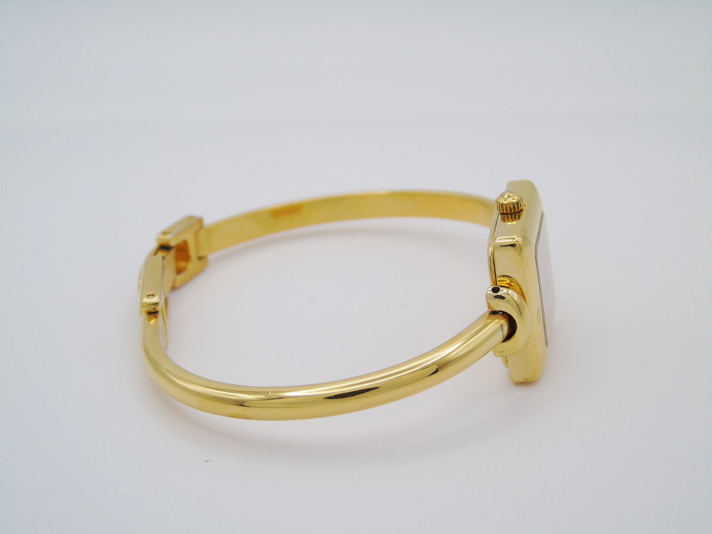 Elegant Gucci Ladies Gold Watch – Gucci 1900L Model with Square Watch Face - Gems Forgotten