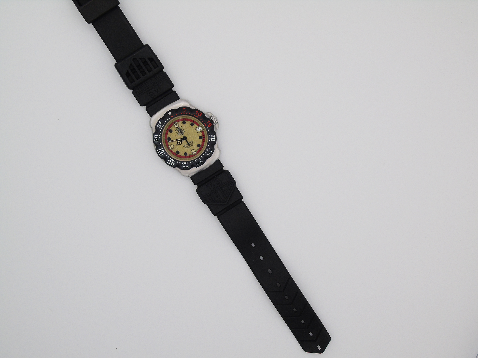 Tag Heuer Mens Formula 1 Watch – Rare Vintage F1 Design, Date Display, Working with Swiss Quartz Movement - Gems Forgotten 