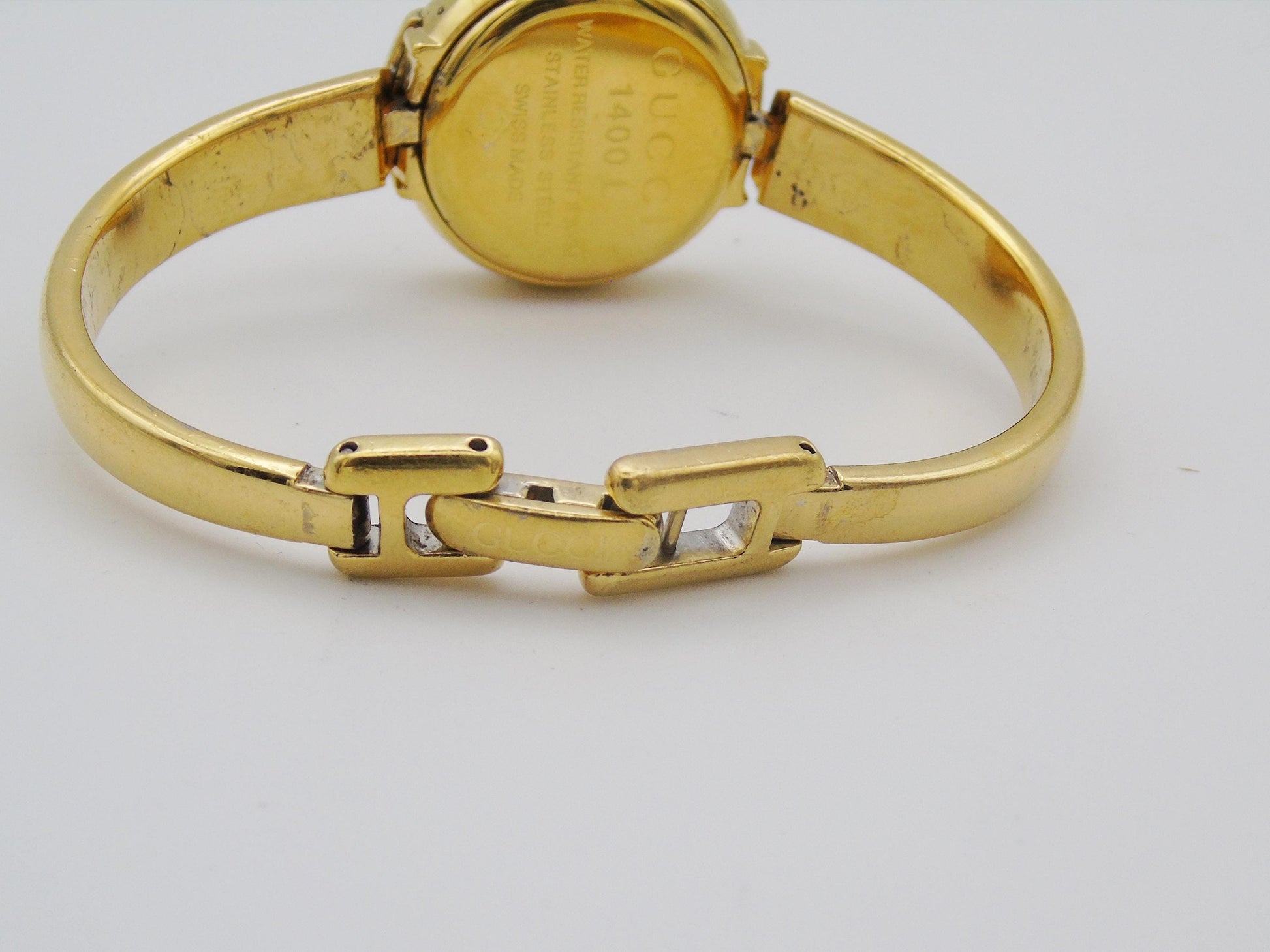 Vintage Gucci 1400L Gold Watch with Box and Papers Elegant Small Wristwatch Quartz - Gems Forgotten 