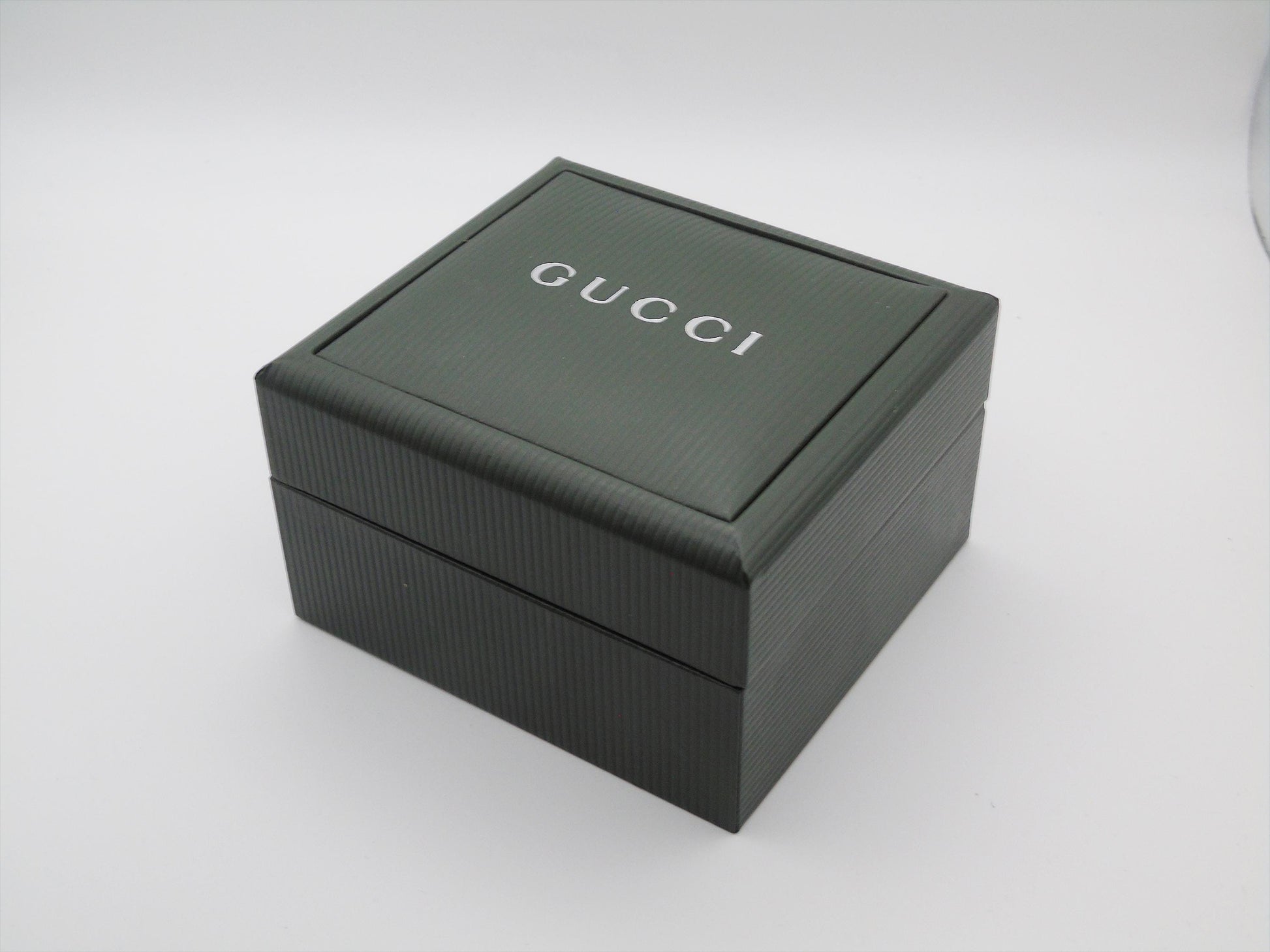 Vintage Gucci 1400L Gold Watch with Box and Papers Elegant Small Wristwatch Quartz - Gems Forgotten 