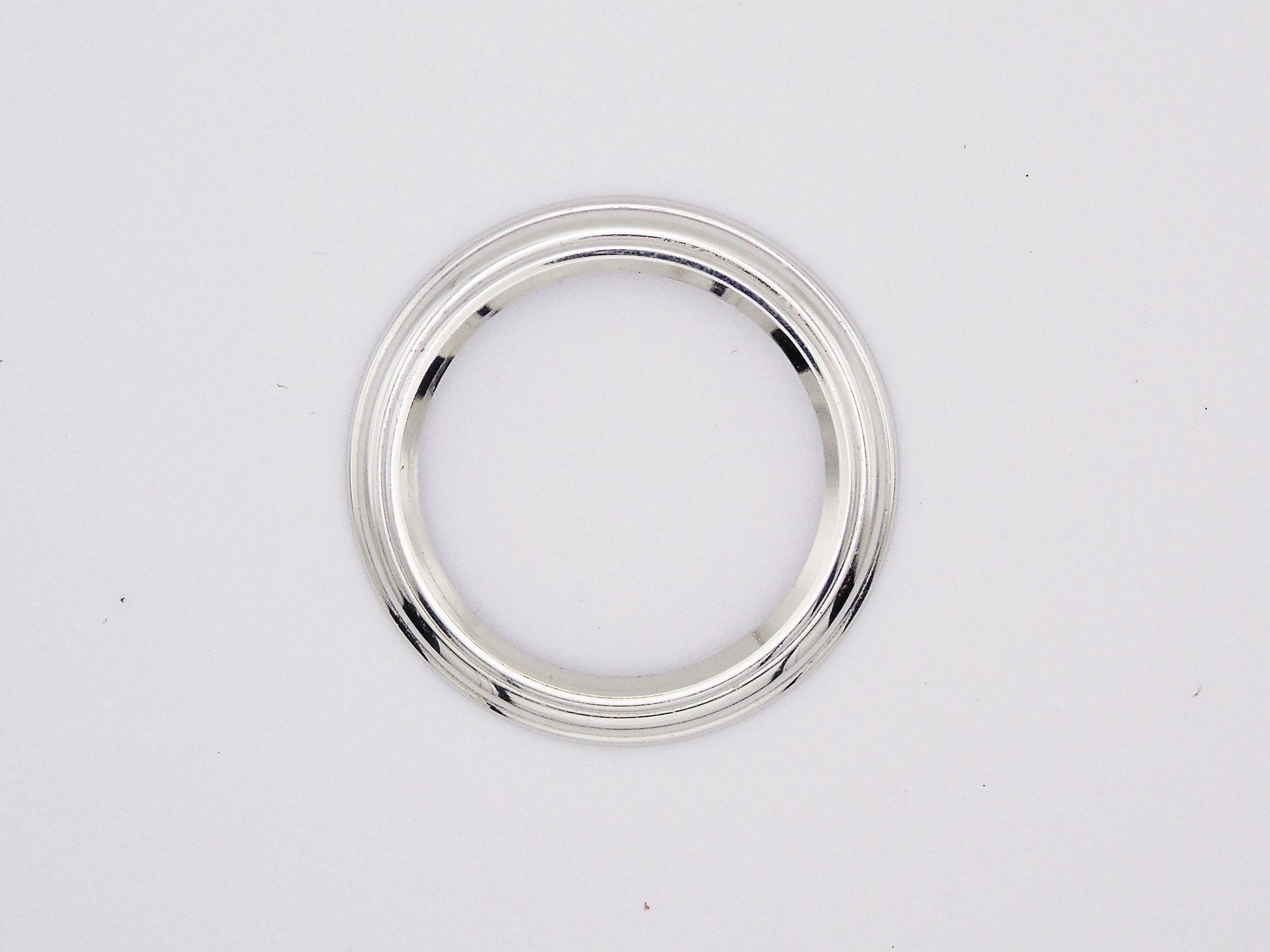 Genuine Gucci Silver Tone Bezel – Rare Find for Gucci Change Bezel Watches ( Fits Gucci 1100 and Gucci 11/12 models) Stainless Steel Bezel - Gems Forgotten 