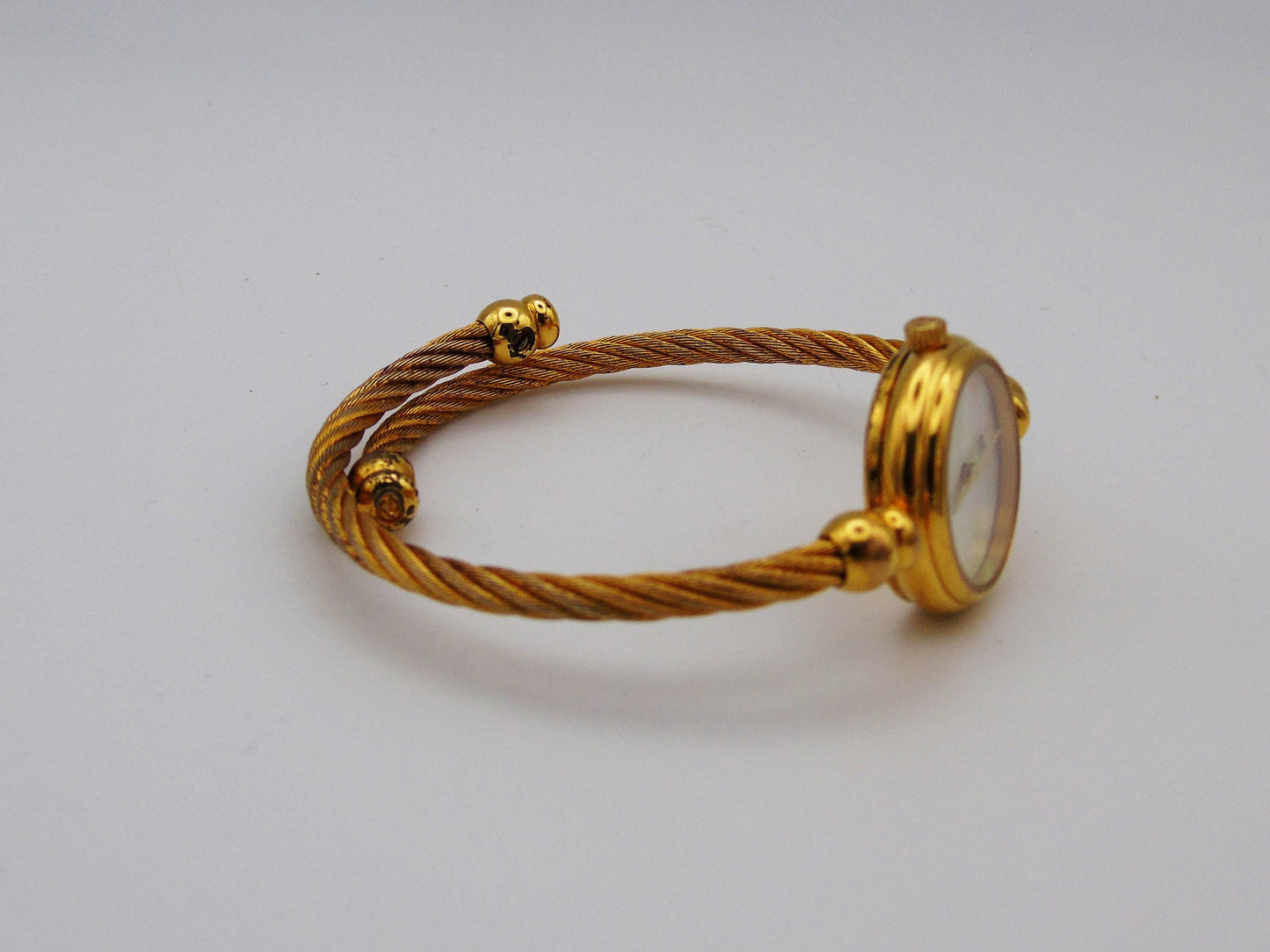 Gucci 2700 Rope Bangle Watch – Swiss Quartz, MOP Dial, Rope-Style Flexible Bangle, Box & Papers, Unique Design