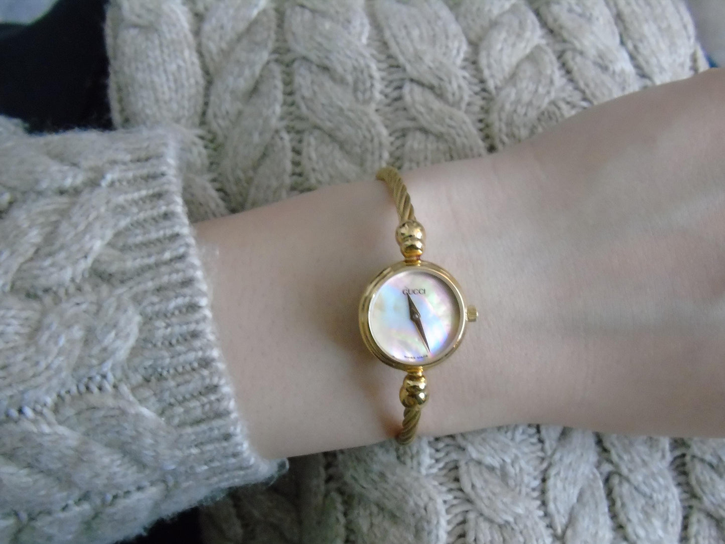 Gucci 2700 Watch Rope Bracelet Mother of Pearl Dial in Box Elegant Gold Jewellery G71