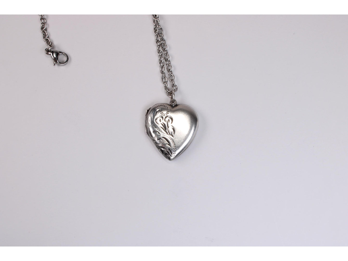 Vintage Etched Sterling Silver Heart Locket Necklace - Gems Forgotten 