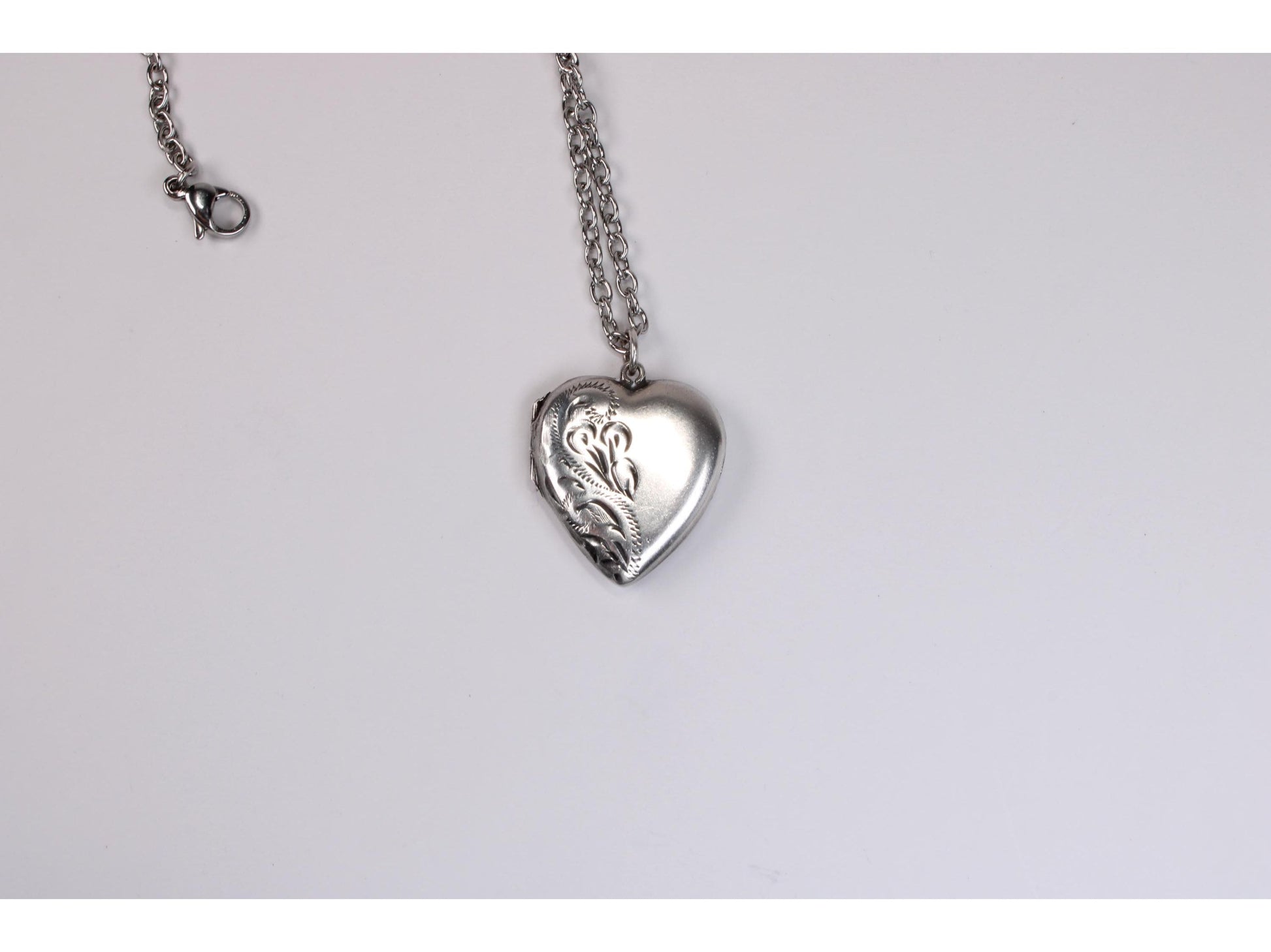 Vintage Etched Sterling Silver Heart Locket Necklace - Gems Forgotten 