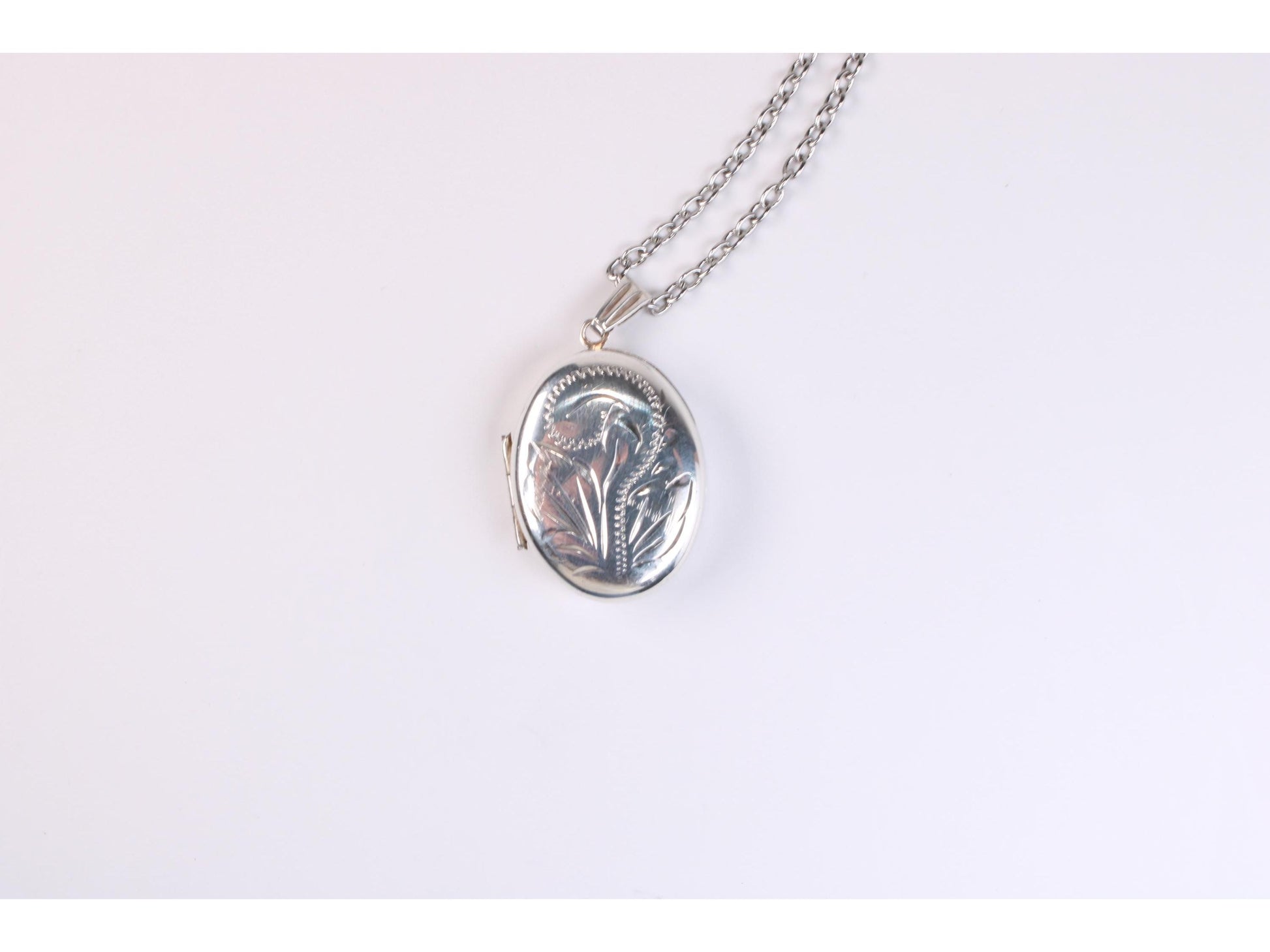 Vintage Etched Sterling Silver Oval Locket Necklace - Gems Forgotten 