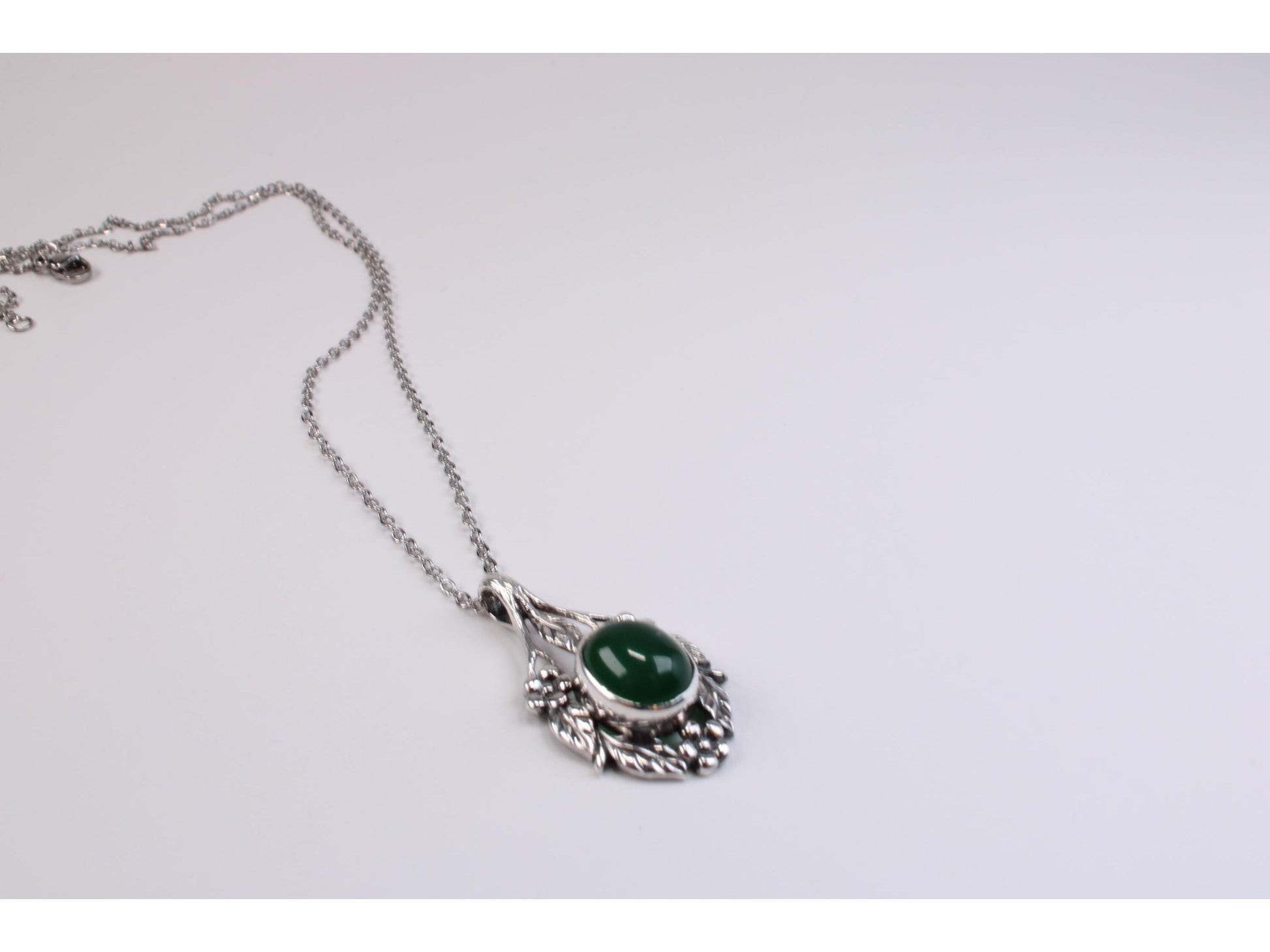 Vintage Foliage Pendant Necklace - Green Stone Leaf Jewellery - Gems Forgotten 