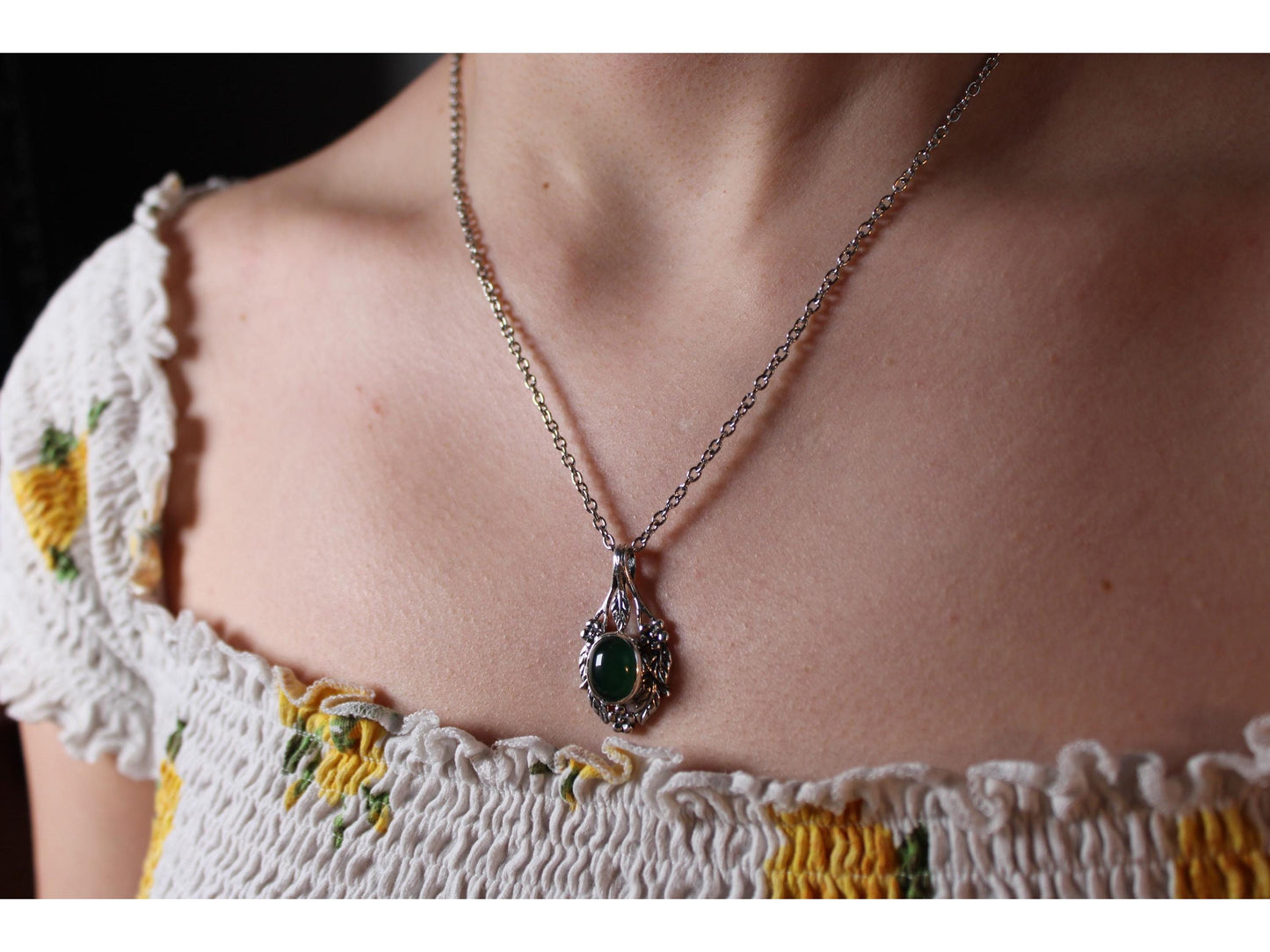 Vintage Foliage Pendant Necklace - Green Stone Leaf Jewellery - Gems Forgotten 
