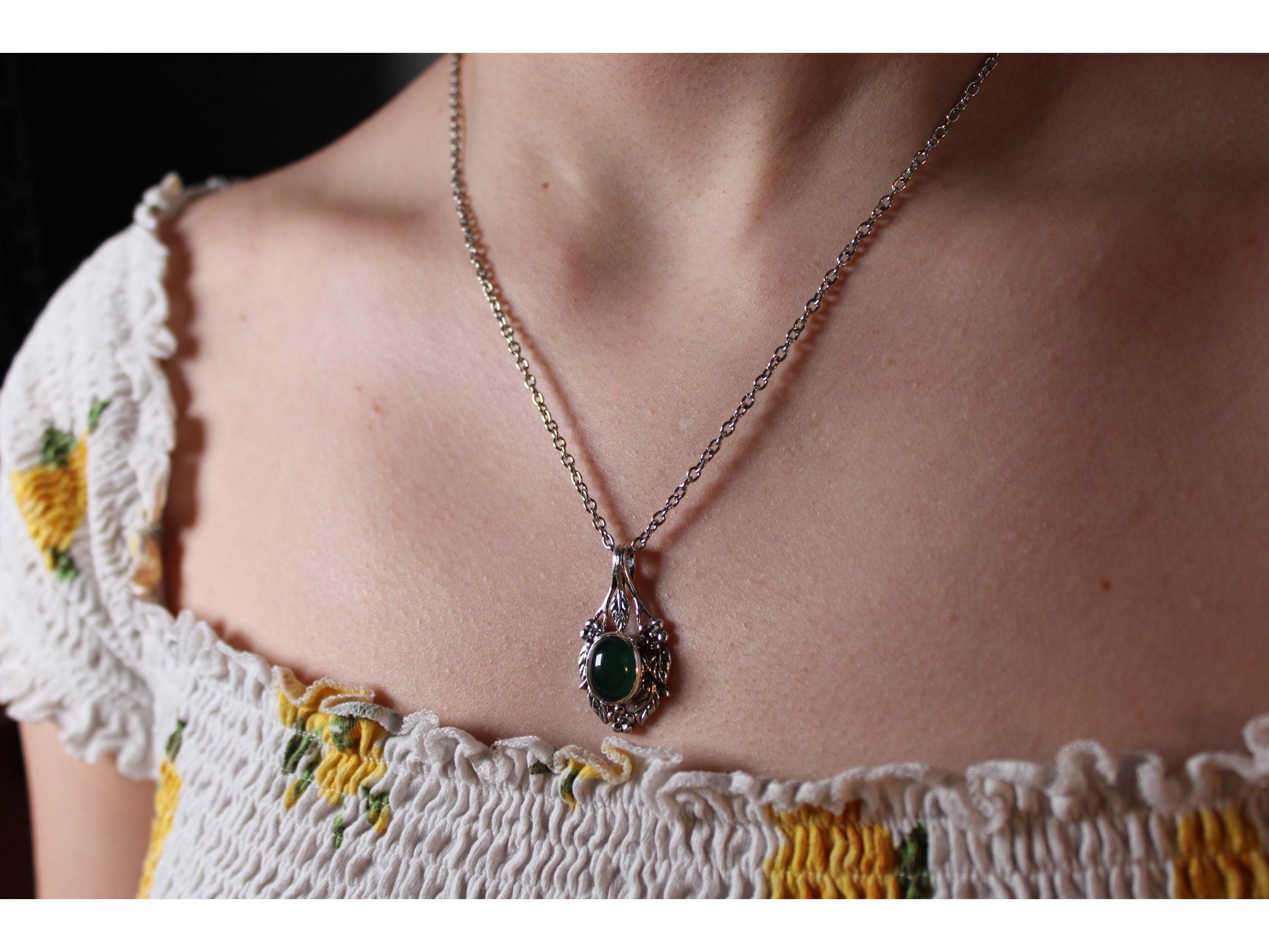 Vintage Foliage Pendant Necklace - Green Stone Leaf Jewellery - Gems Forgotten 
