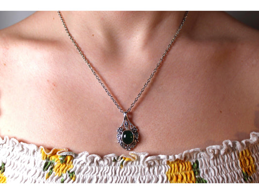 Vintage Foliage Pendant Necklace - Green Stone Leaf Jewellery - Gems Forgotten 