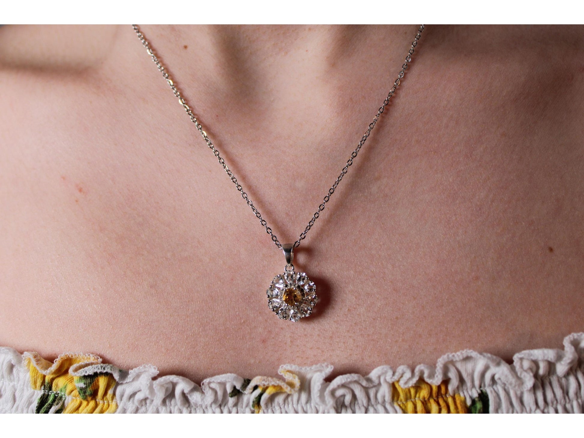 Vintage Sterling Silver Sparkly Daisy Pendant Necklace Hallmarked Jewellery - Gems Forgotten 