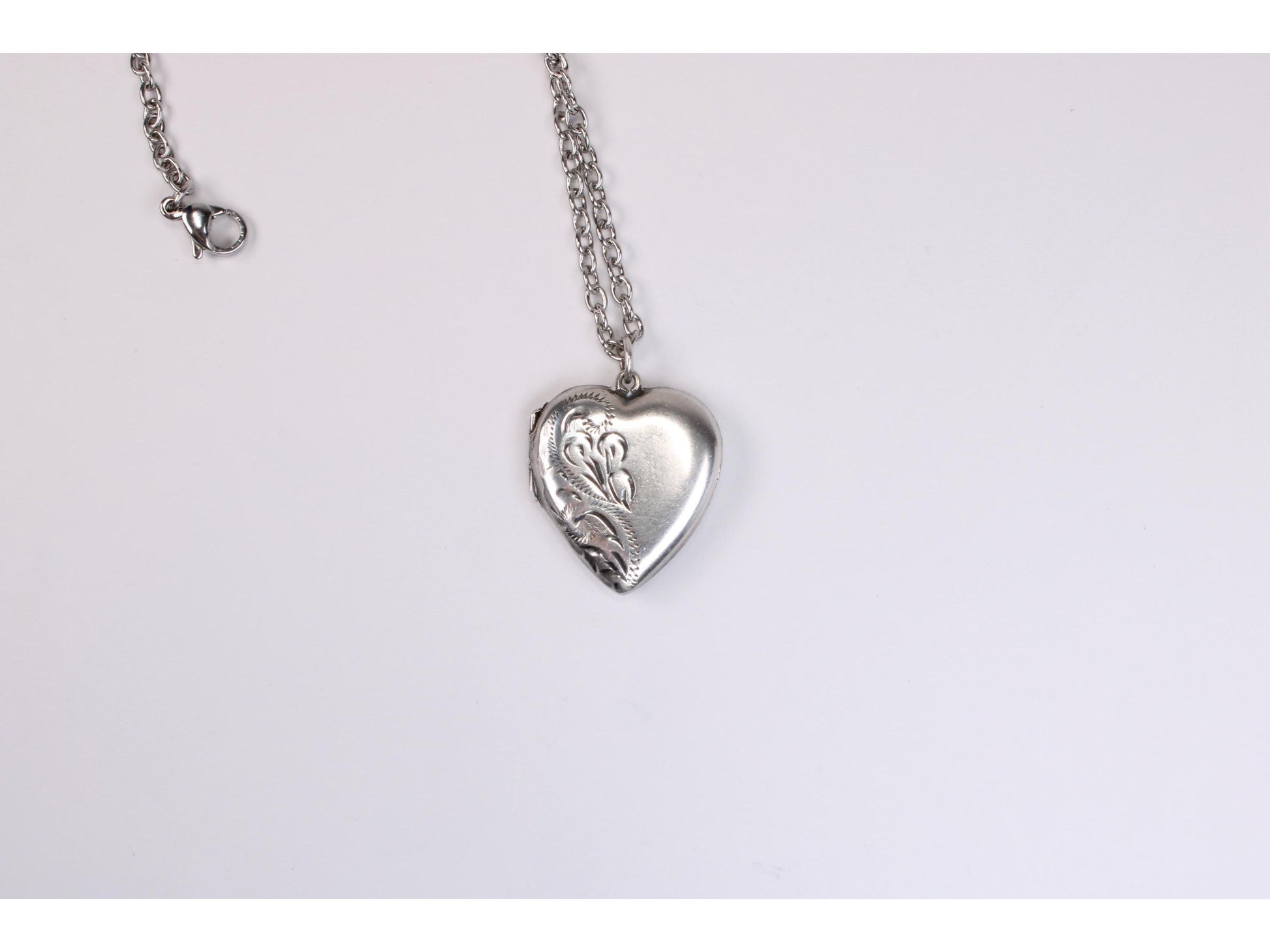Vintage Etched Sterling Silver Heart Locket Necklace - Gems Forgotten 