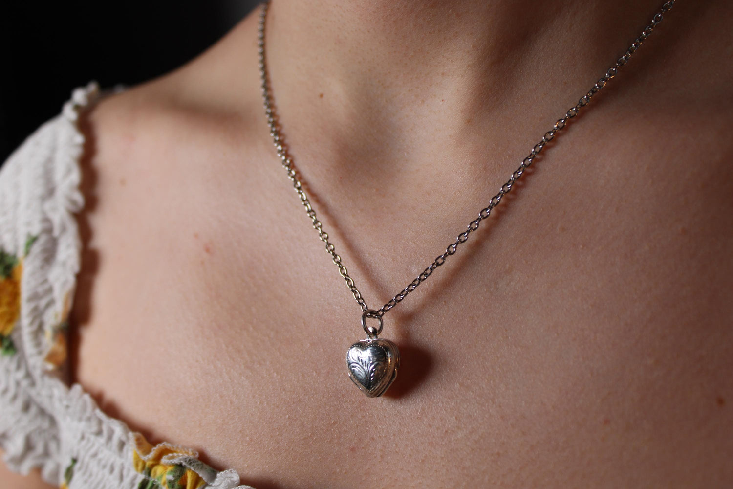 Vintage Etched Sterling Silver Heart Locket Necklace Four Photos Clover Shape - Gems Forgotten 