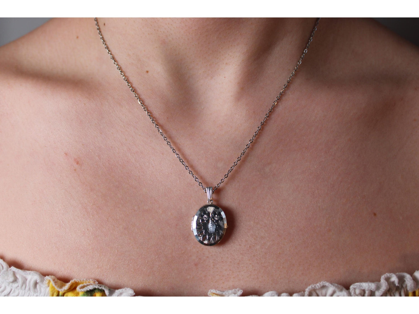 Vintage Etched Sterling Silver Oval Locket Necklace - Gems Forgotten 