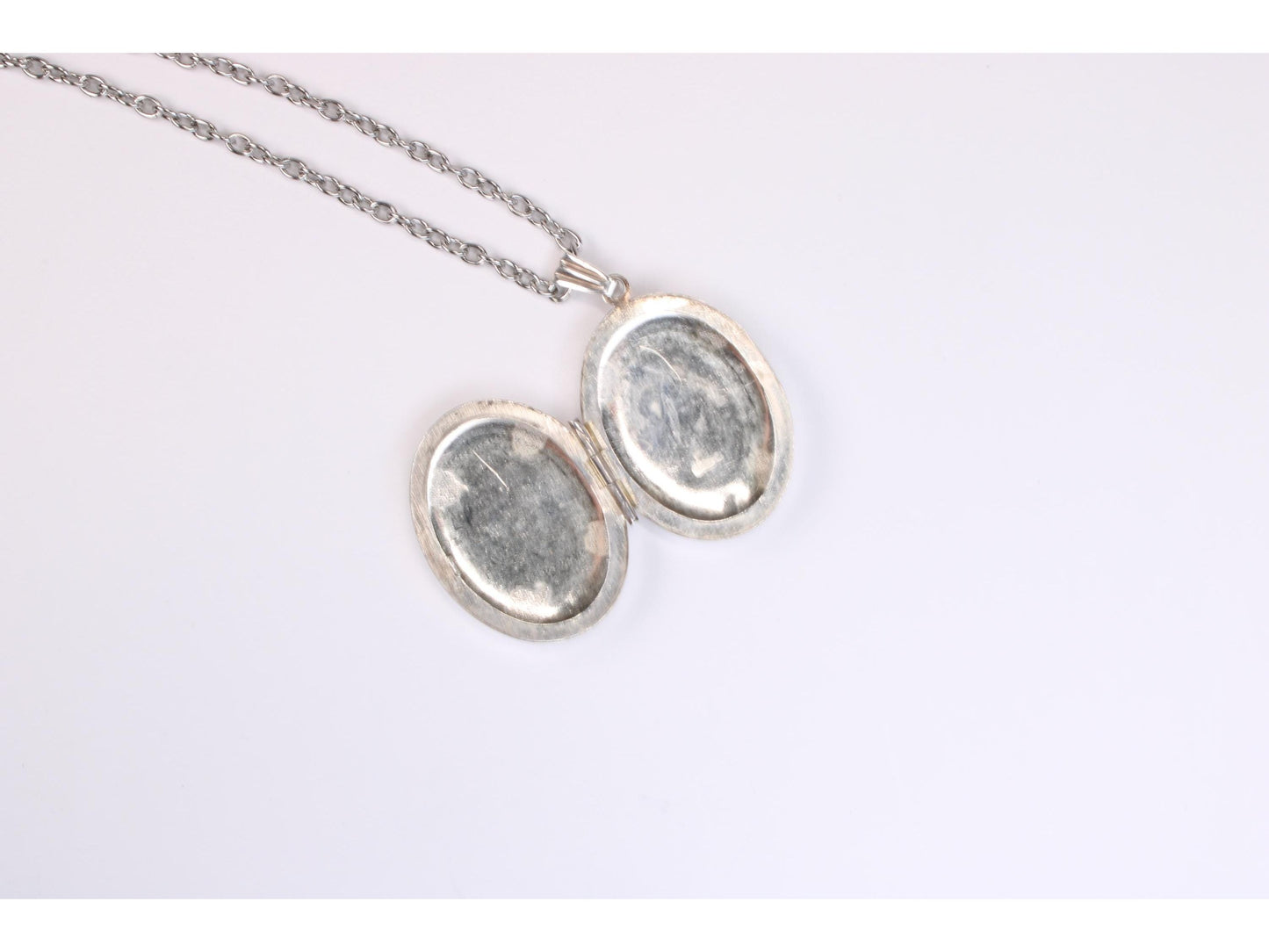 Vintage Etched Sterling Silver Oval Locket Necklace - Gems Forgotten 