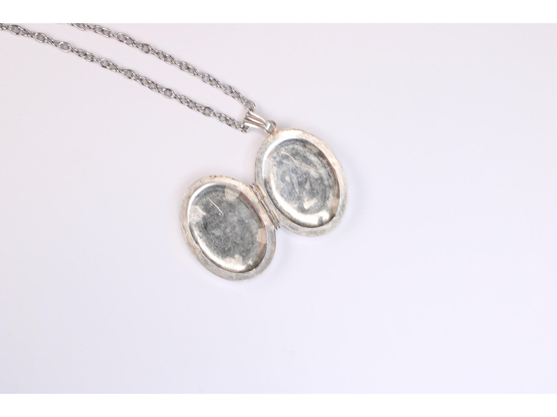 Vintage Etched Sterling Silver Oval Locket Necklace - Gems Forgotten 