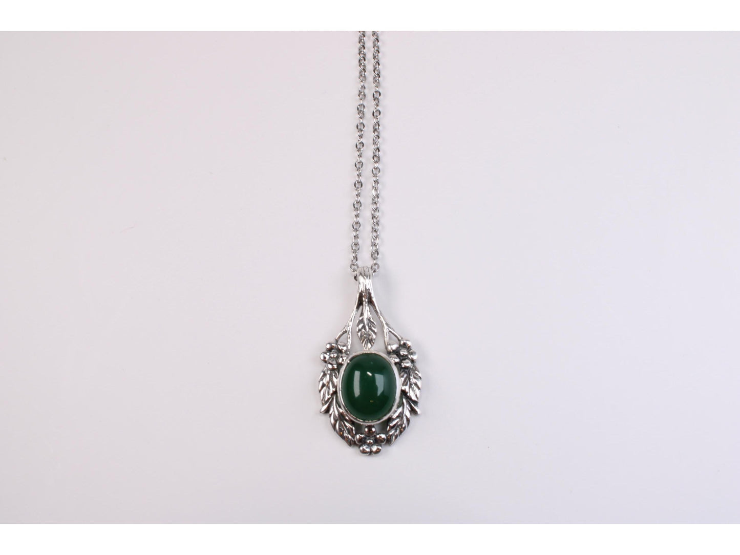 Vintage Foliage Pendant Necklace - Green Stone Leaf Jewellery - Gems Forgotten 