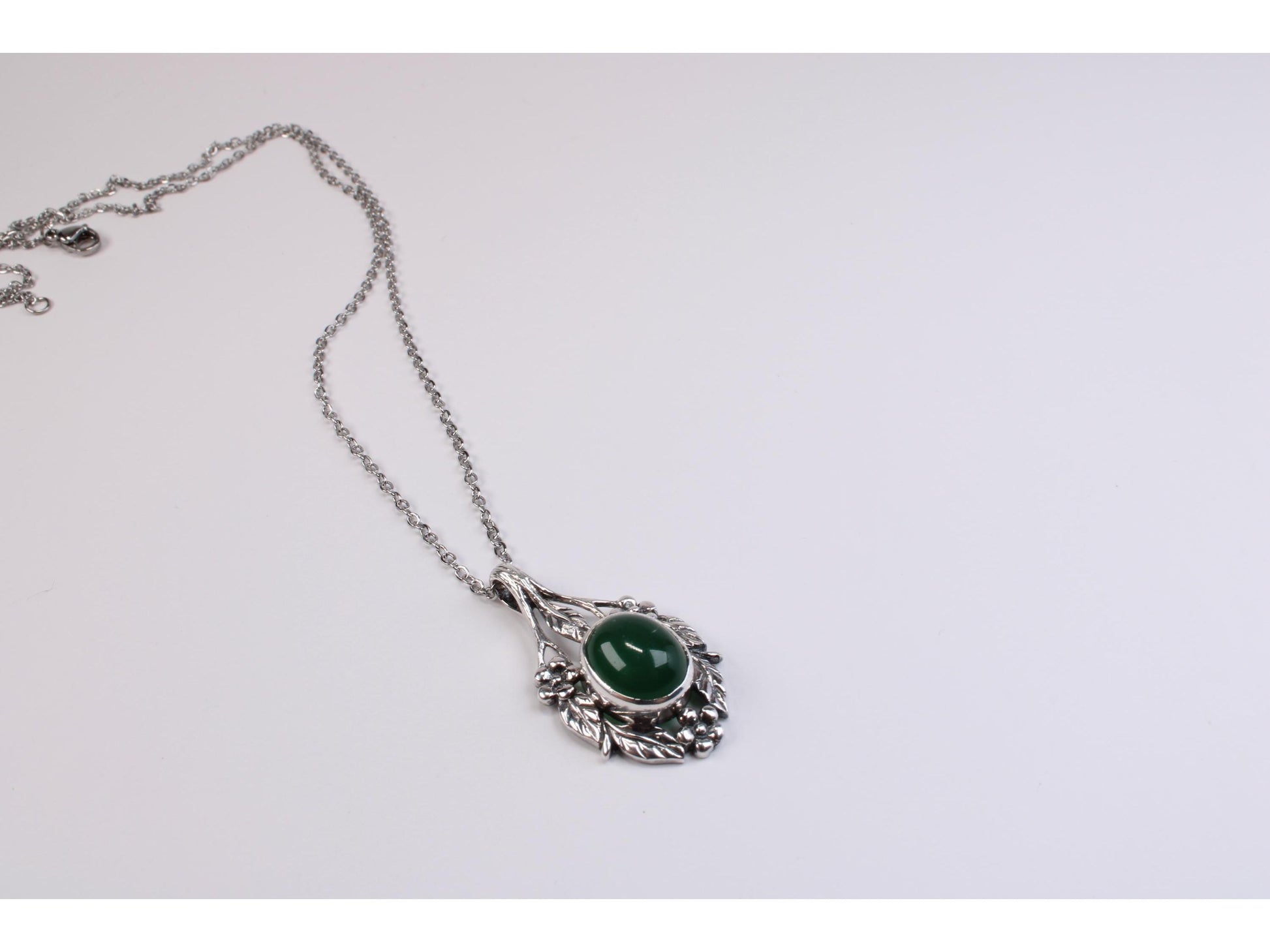 Vintage Foliage Pendant Necklace - Green Stone Leaf Jewellery - Gems Forgotten 