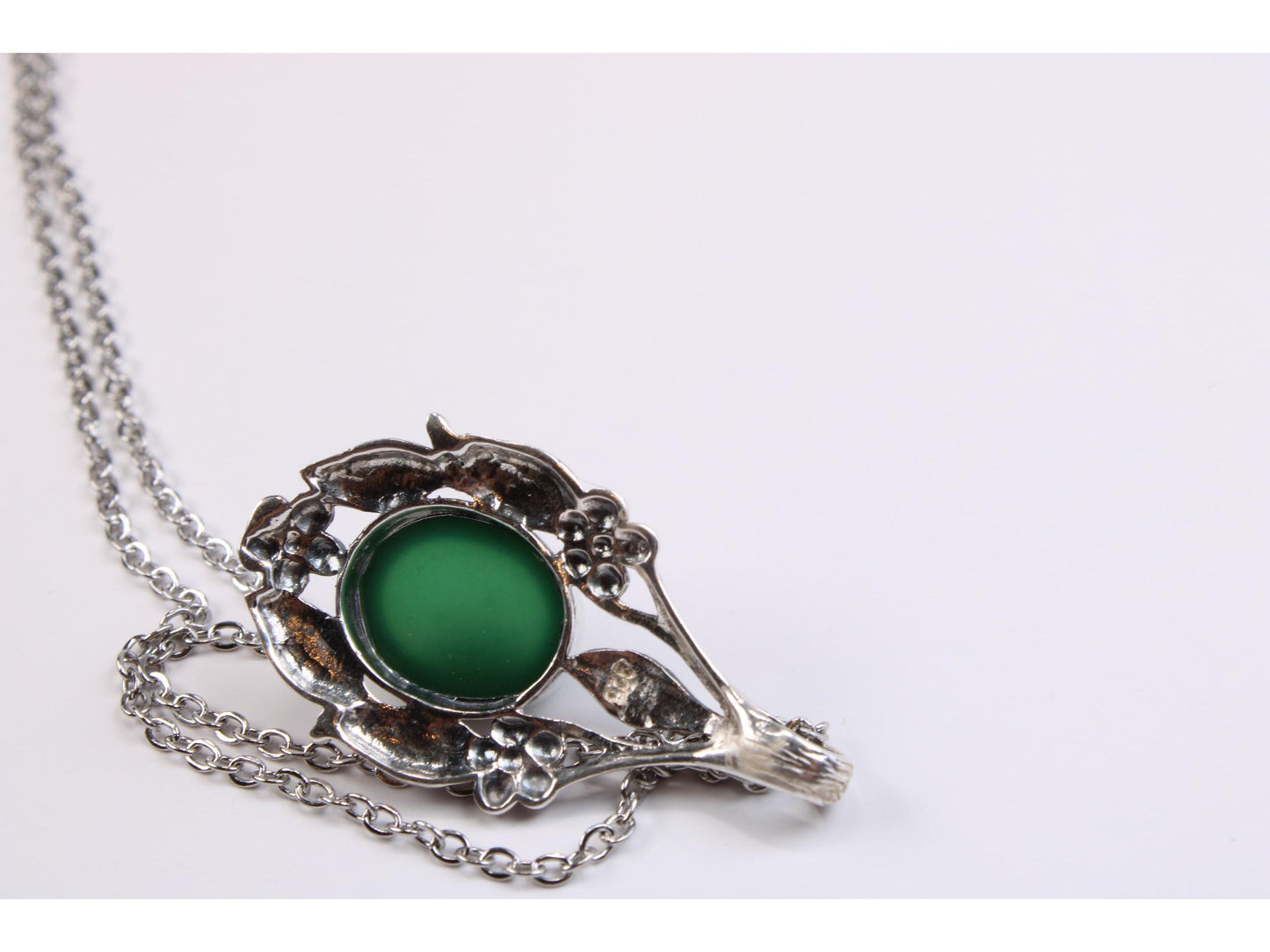 Vintage Foliage Pendant Necklace - Green Stone Leaf Jewellery - Gems Forgotten 