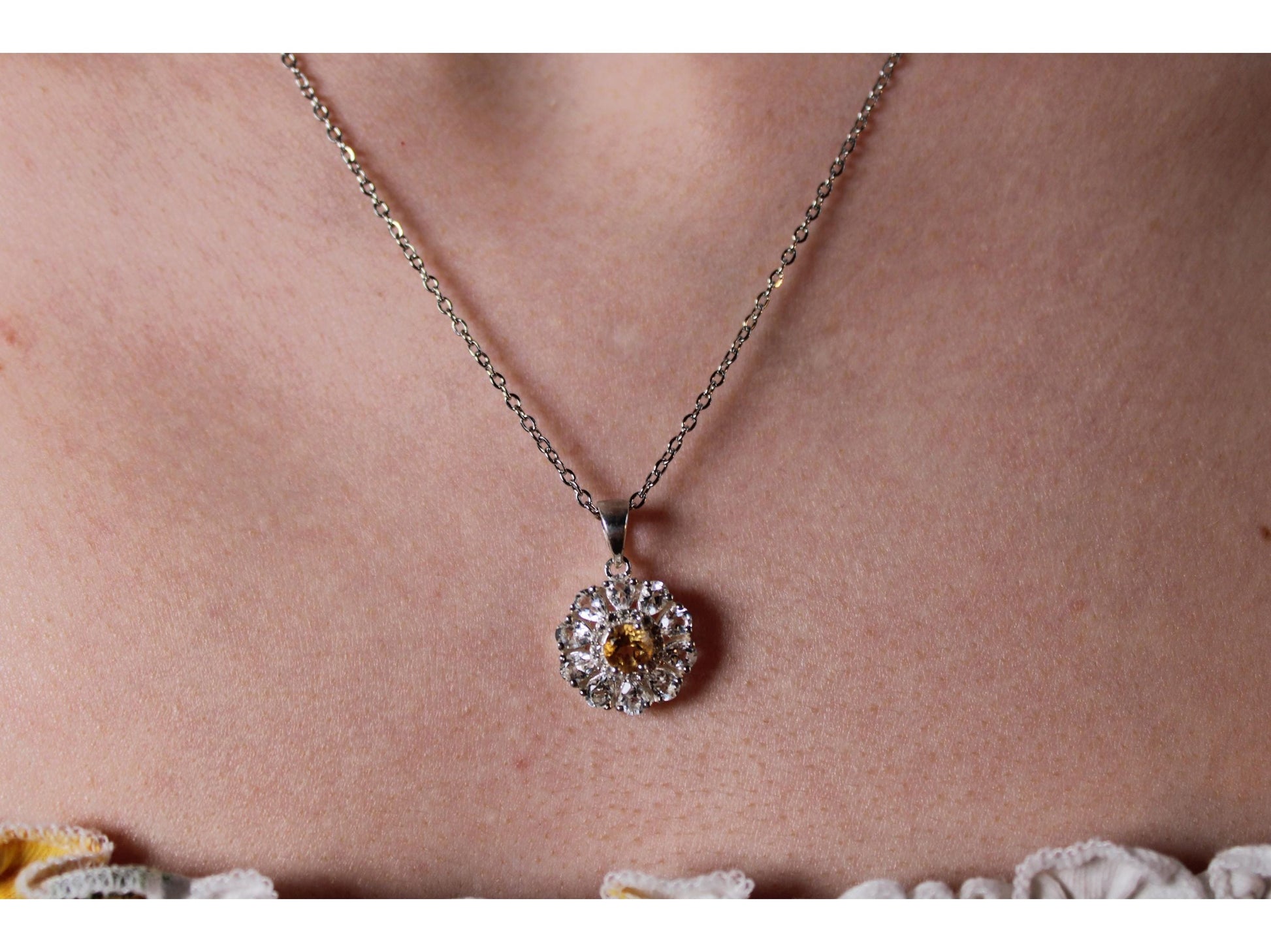 Vintage Sterling Silver Sparkly Daisy Pendant Necklace Hallmarked Jewellery - Gems Forgotten 
