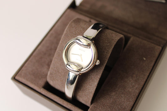 Vintage Gucci 1400L Watch with Box  Elegant Silver (Stainless Steel) Wristwatch Quartz - Gems Forgotten 