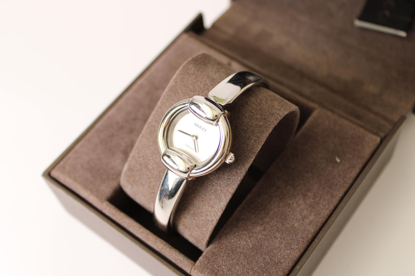 Vintage Gucci 1400L Watch with Box  Elegant Silver (Stainless Steel) Wristwatch Quartz - Gems Forgotten 