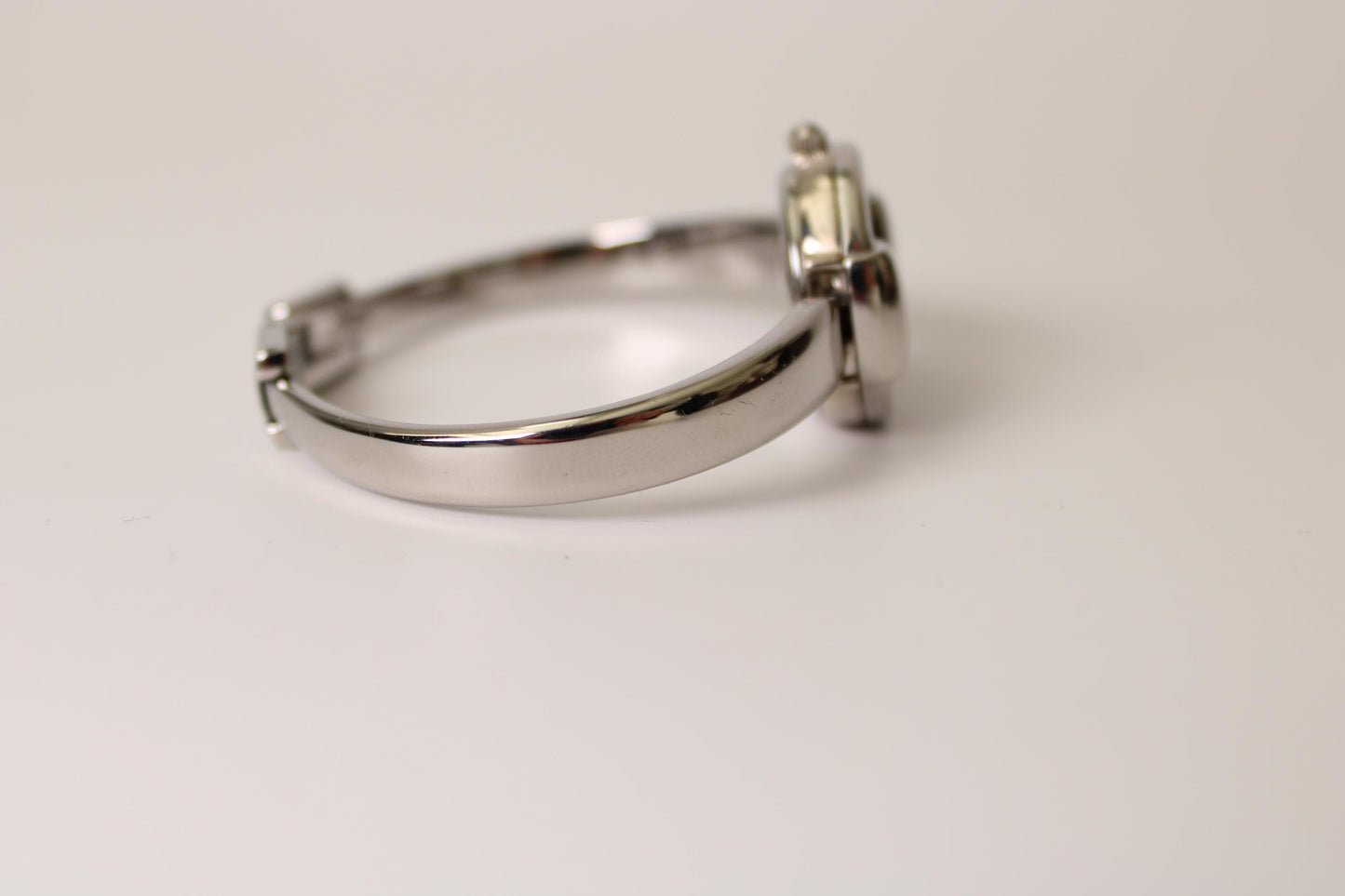 Vintage Gucci 1400L Watch with Box  Elegant Silver (Stainless Steel) Wristwatch Quartz - Gems Forgotten 