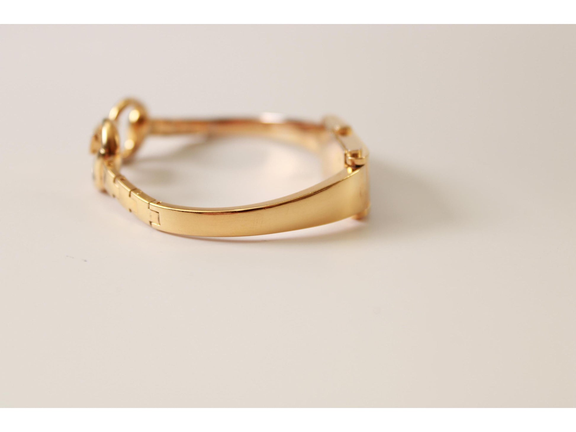Gucci Ladies Gold Watch 1500L – Mother of Pearl Dial, Tank Face - Gems Forgotten 