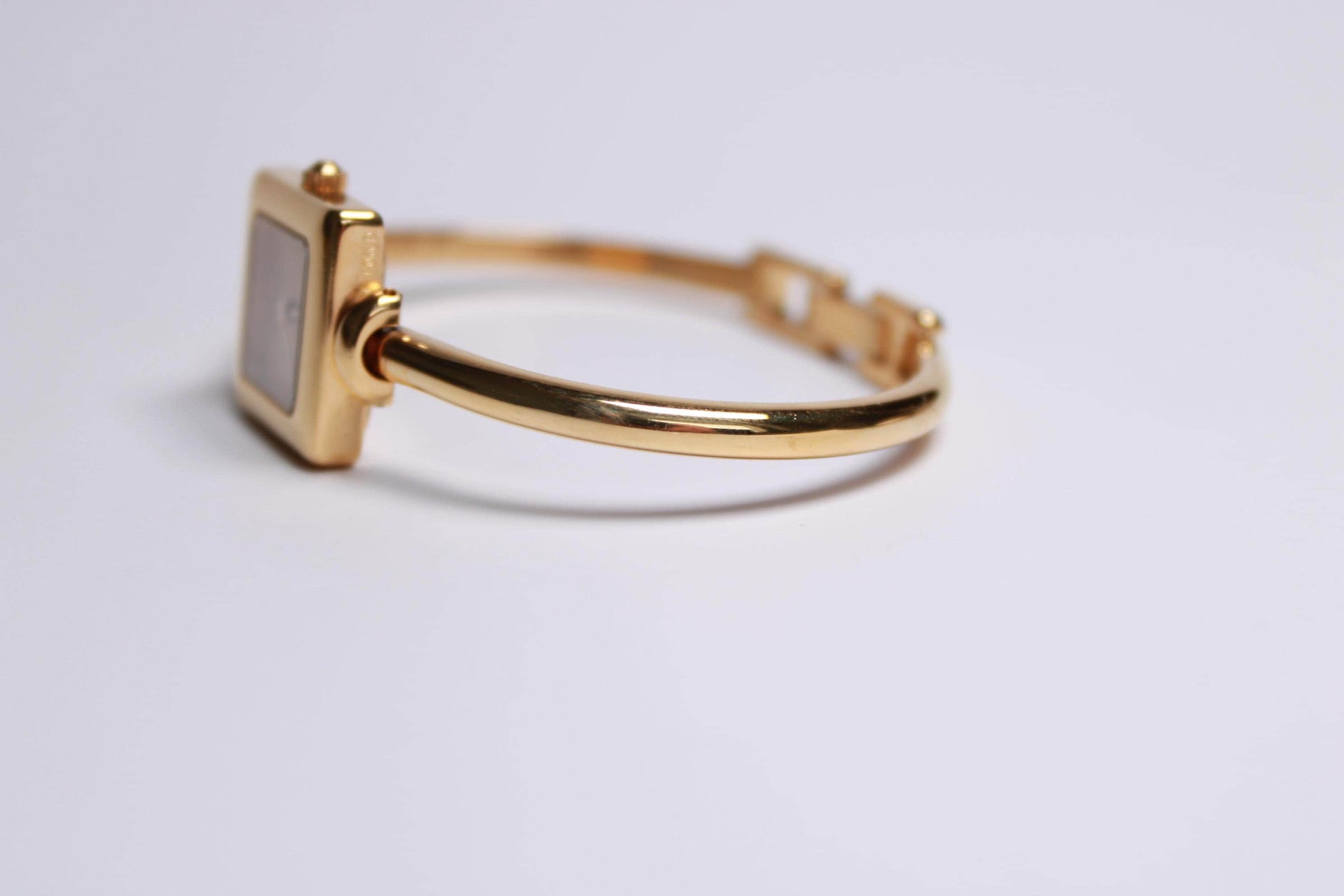 Vintage Gucci 1900L Watch with Box and Papers Gold Plated Swiss Ladies Quartz Wristwatch - Gems Forgotten 