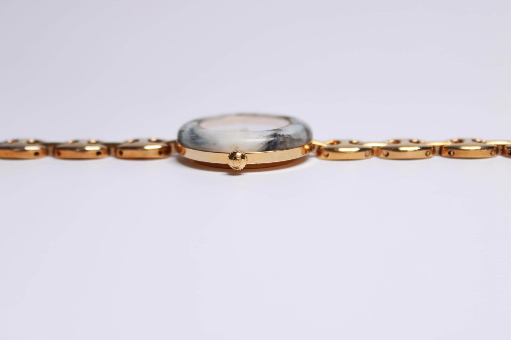 Gucci 1100 Change Bezel Watch with Silver White Marble Bezel - Gems Forgotten 