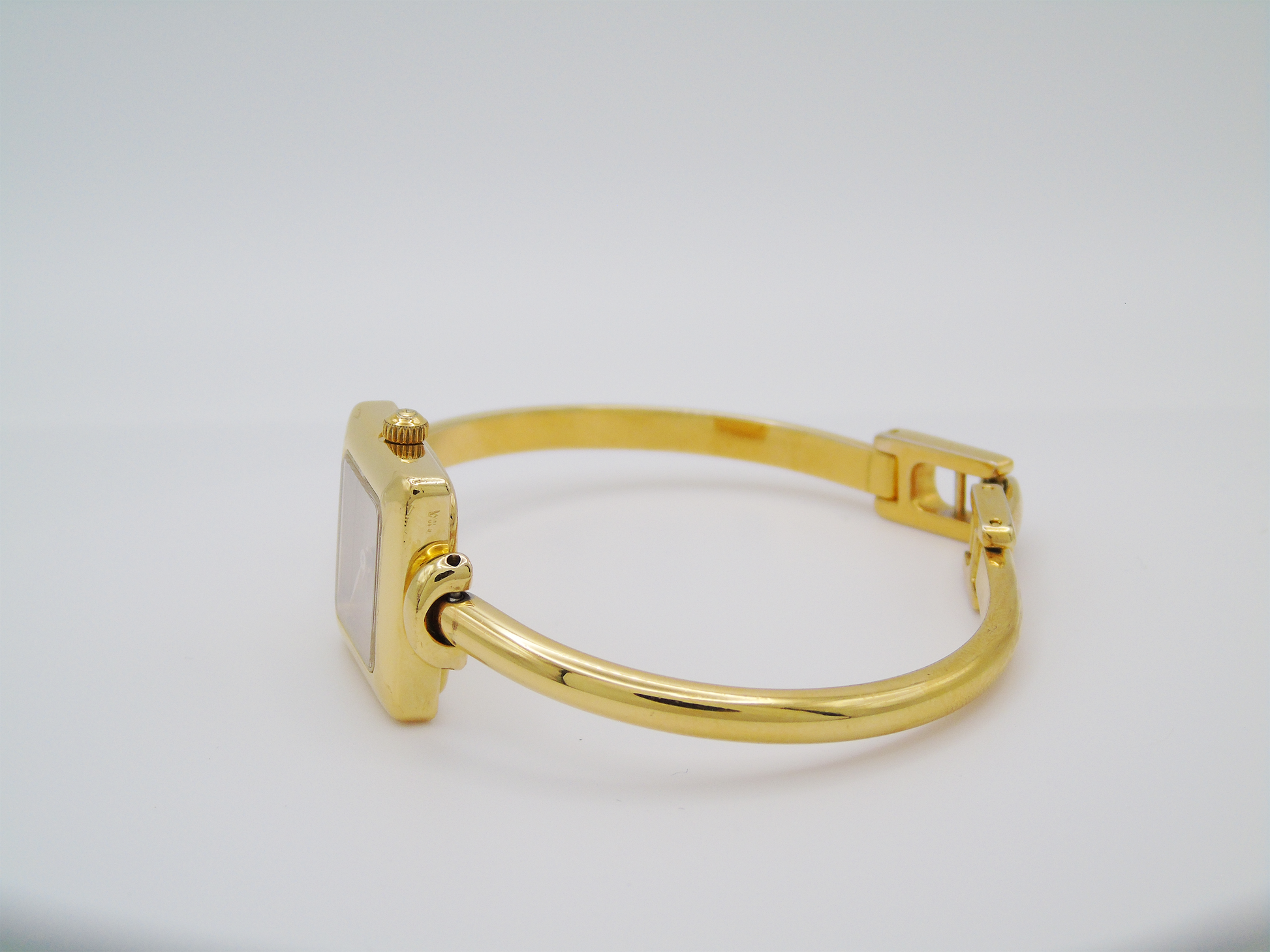 Elegant Gucci Ladies Gold Watch – Gucci 1900L Model with Square Watch Face - Gems Forgotten 